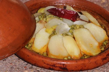 Patatesli taze Fas Tajini.