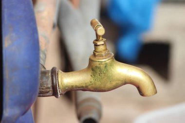 Eski moda su musluğu. Yakın çekim.