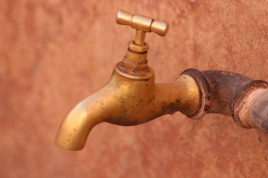 Eski moda su musluğu.