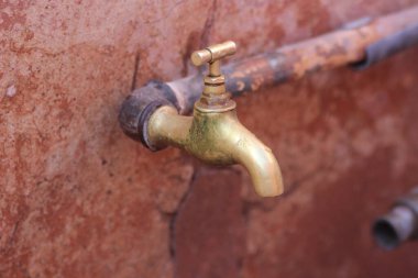 Eski moda bir musluğu kapatın.