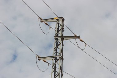 Elektrik direğine kablolarla güç ver.