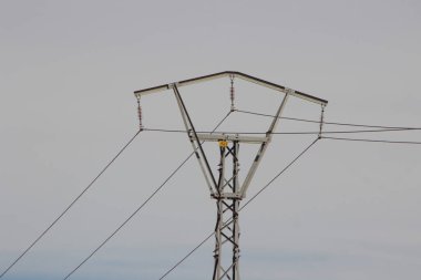 Elektrik direğine kablolarla güç ver.
