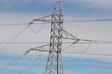 Elektrik direğine kablolarla güç ver.