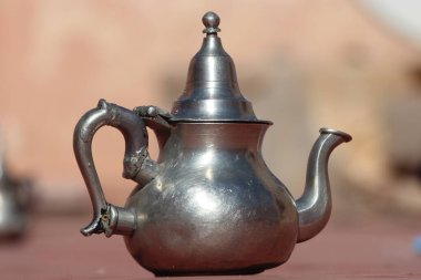 Eski Fas Metal Çaydanlığı Yakın plan