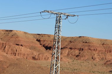 Elektrik direğine hat kablosuyla güç ver