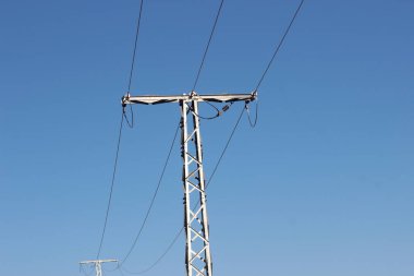 Elektrik direğine hat kablosuyla güç ver