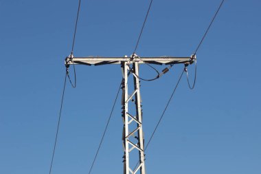 Elektrik direğine hat kablosuyla güç ver