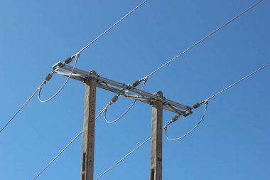 Elektrik direğine hat kablosuyla güç ver