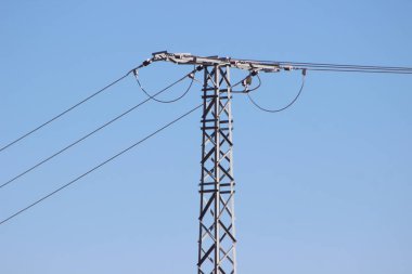 Elektrik direğine hat kablosuyla güç ver