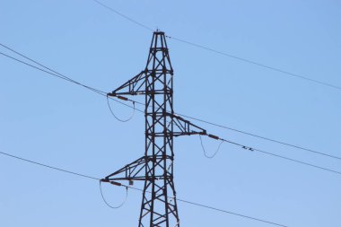 Elektrik direğine hat kablosuyla güç ver