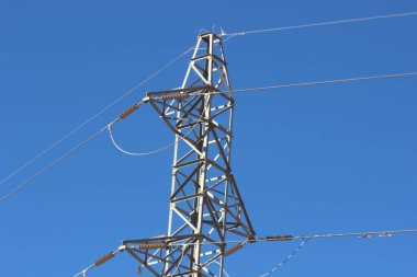 Elektrik direğine hat kablosuyla güç ver