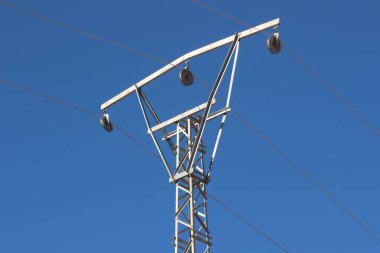 Elektrik direğine hat kablosuyla güç ver