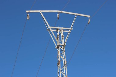 Elektrik direğine hat kablosuyla güç ver