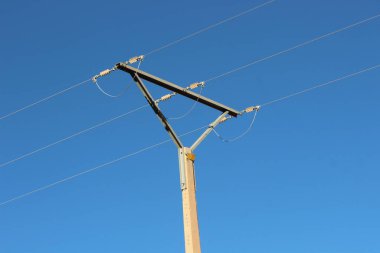 Elektrik direğine hat kablosuyla güç ver