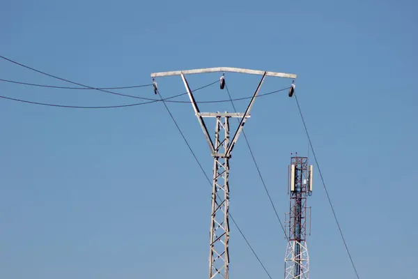 Elektrik direğine hat kablosuyla güç ver