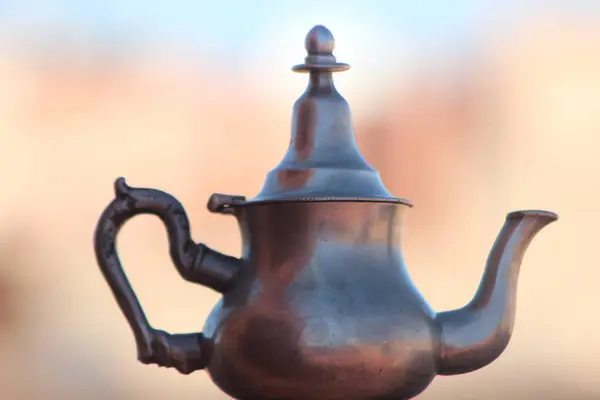 Metalden yapılmış antik bir Fas çaydanlığının yakın çekimi.