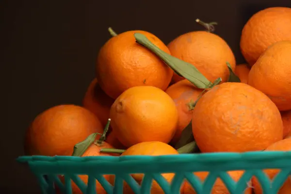 Plastik sepette taze küçük portakallar