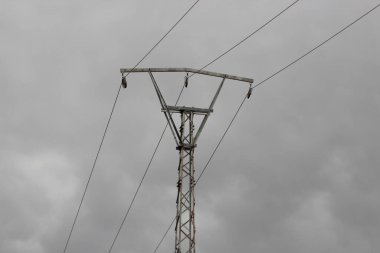 Halat telli elektrik direği