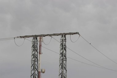 Halat telli elektrik direği