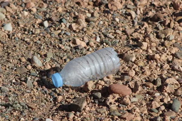 Boş plastik şişe yerde yatıyor.