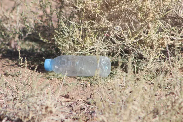 Boş plastik şişe yerde yatıyor.