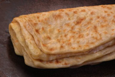 Milletvekili ya da msemen olarak bilinen geleneksel Fas ekmeğinin yakın çekimi.