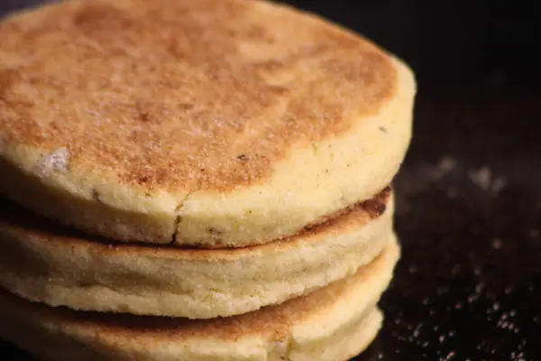 Harcha ya da Harsha olarak bilinen Fas irmik ekmeğinin yakın çekimi.