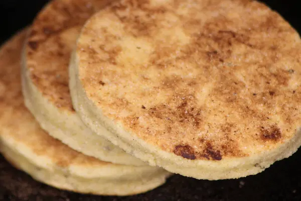 Harcha ya da Harsha olarak bilinen Fas irmik ekmeğinin yakın çekimi.