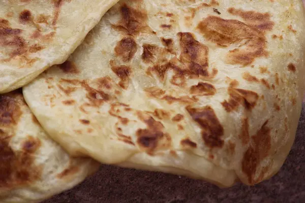 Milletvekili olarak bilinen geleneksel Fas yassı ekmeğinin yakın çekimi.