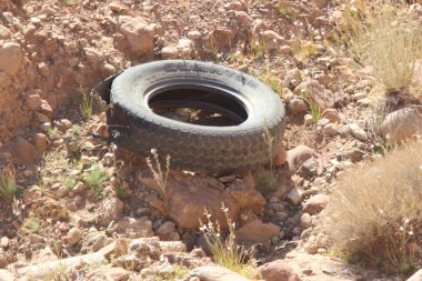Çölde Terk Edilmiş Lastik