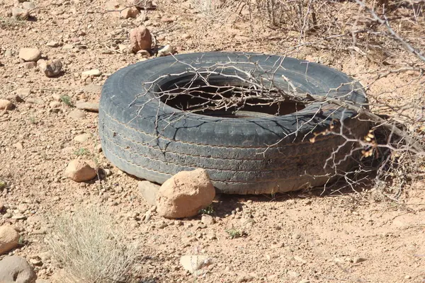 Çölde Terk Edilmiş Lastik