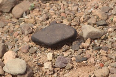 Yerde siyah bir taş