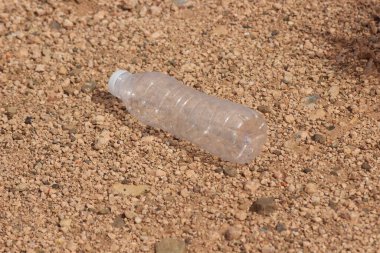 Yerde yatan boş plastik şişe