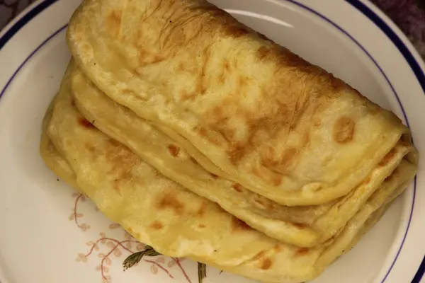 Milletvekili ya da msemen olarak bilinen geleneksel Fas ekmeğinin yakın çekimi.