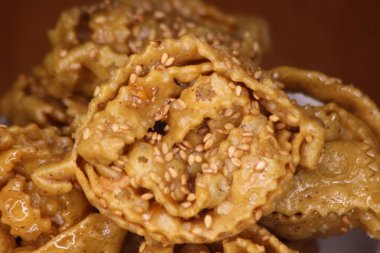 Chebakia olarak bilinen tatlı Fas kurabiyesinin yakın çekimi.