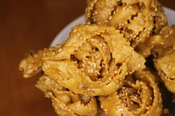 Chebakia olarak bilinen tatlı Fas kurabiyesinin yakın çekimi.