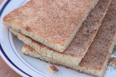 Harcha ya da Harsha olarak bilinen Fas irmik ekmeğine yakın plan.