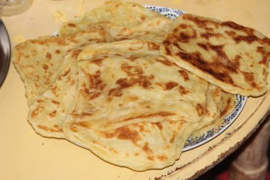 Geleneksel Fas Düz Ekmeği Meclis Üyesi ya da Msemen olarak bilinir.