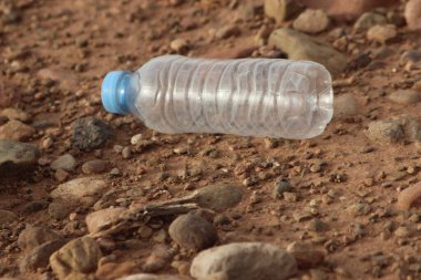 Plastik şişe yerde yatıyor.