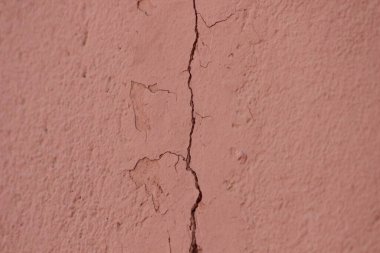 Eski ve çatlak bir duvar.