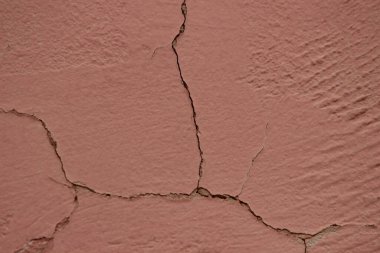 Çatlak bir duvarın yakın çekim görüntüsü.