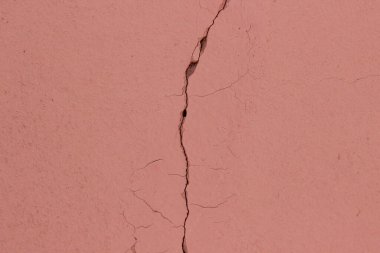 Çatlak bir duvarın yakın çekim görüntüsü.