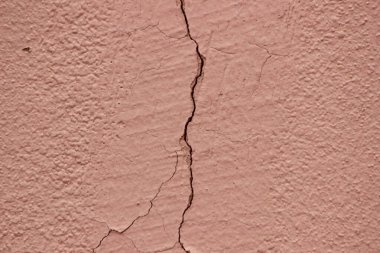Çatlak bir duvarın yakın çekim görüntüsü.