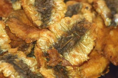 Kızarmış sardalyalar yakın.