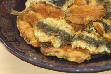 Kızarmış sardalyalar yakın.