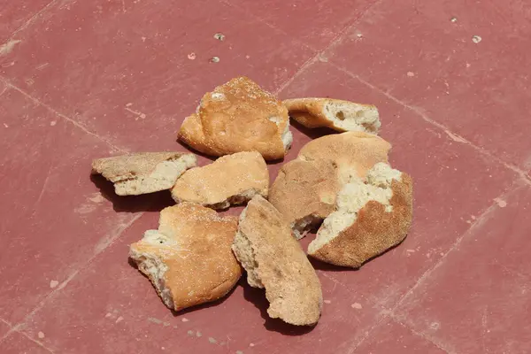 Yere bir parça kuru ekmek.