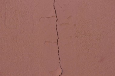Çatlak bir duvarın yakın çekim görüntüsü.