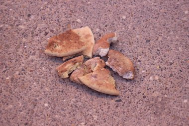 Yere bir parça kuru ekmek.