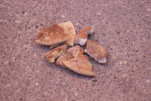 Yere bir parça kuru ekmek.