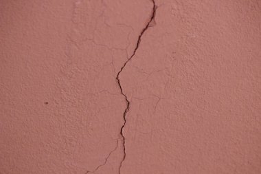 Çatlak bir duvarın yakın çekim görüntüsü.